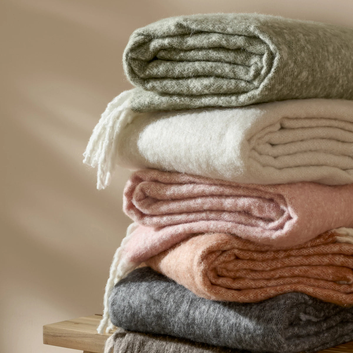 Cozy Woven Tasselled Throw – Rust