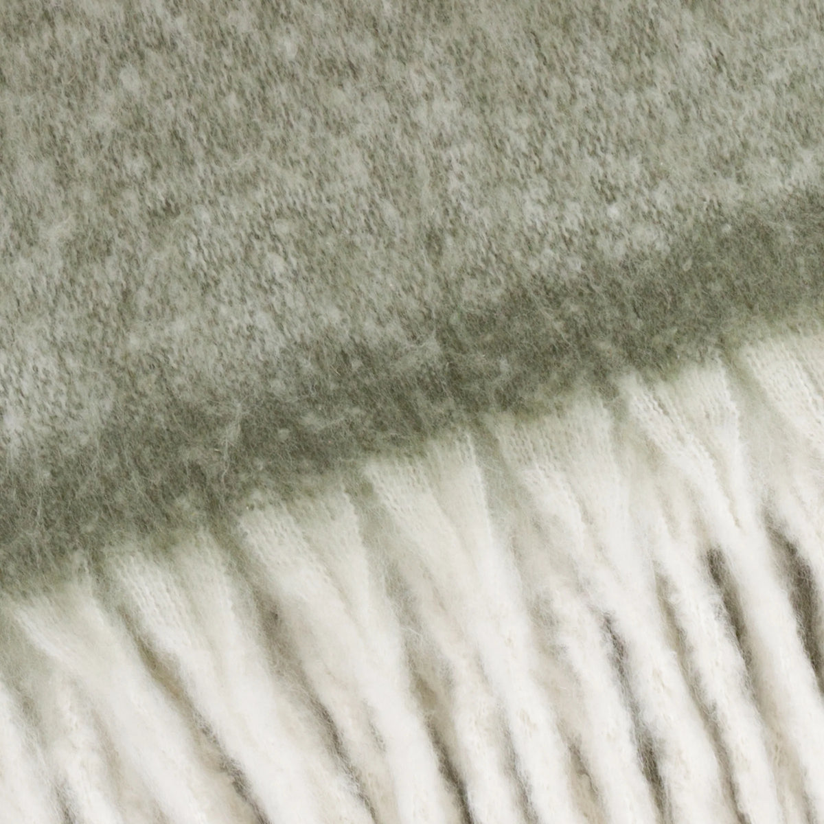 Cozy Woven Tasselled Throw – Green